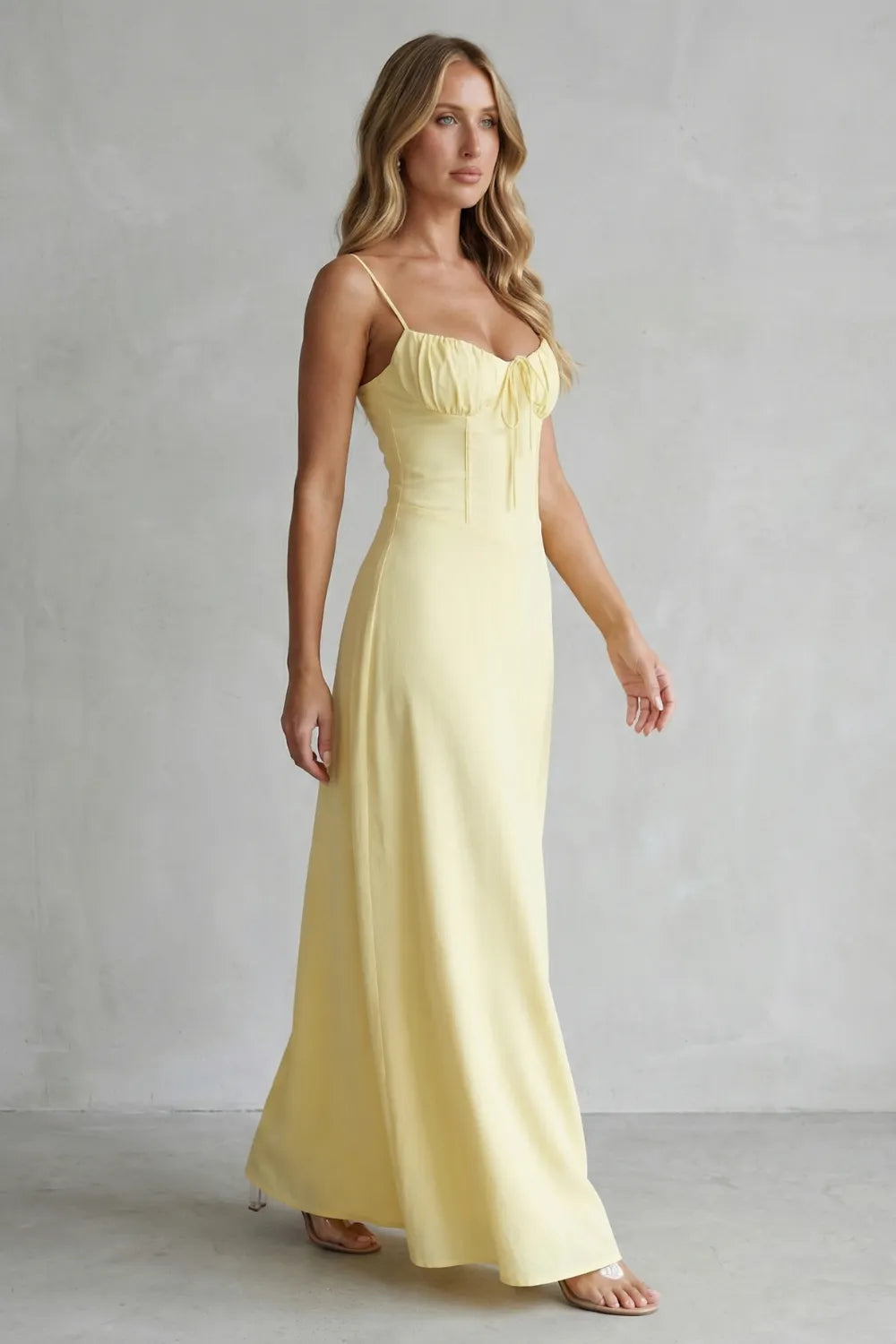 Soft corset charm – Sleeveless flowing maxi dress