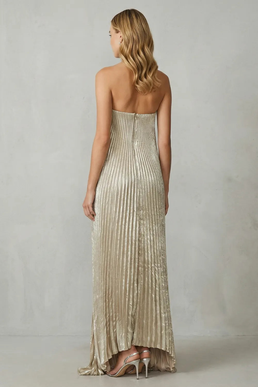 Luminous pleated flow – Strapless metallic gown