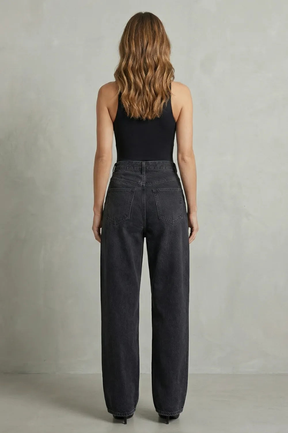Asymmetrical closure – Straight-leg jeans