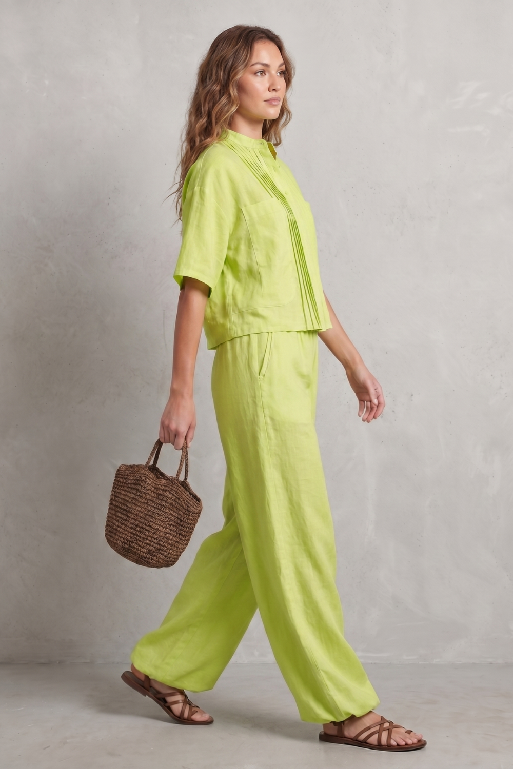 Breezy pleated elegance – Trouser set