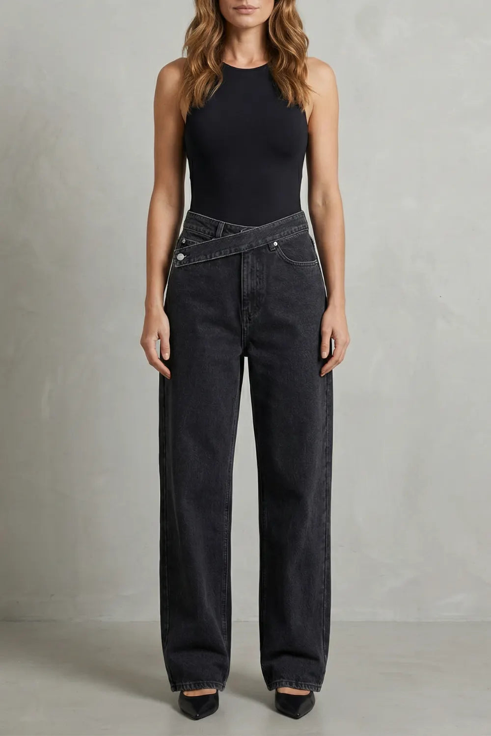 Asymmetrical closure – Straight-leg jeans
