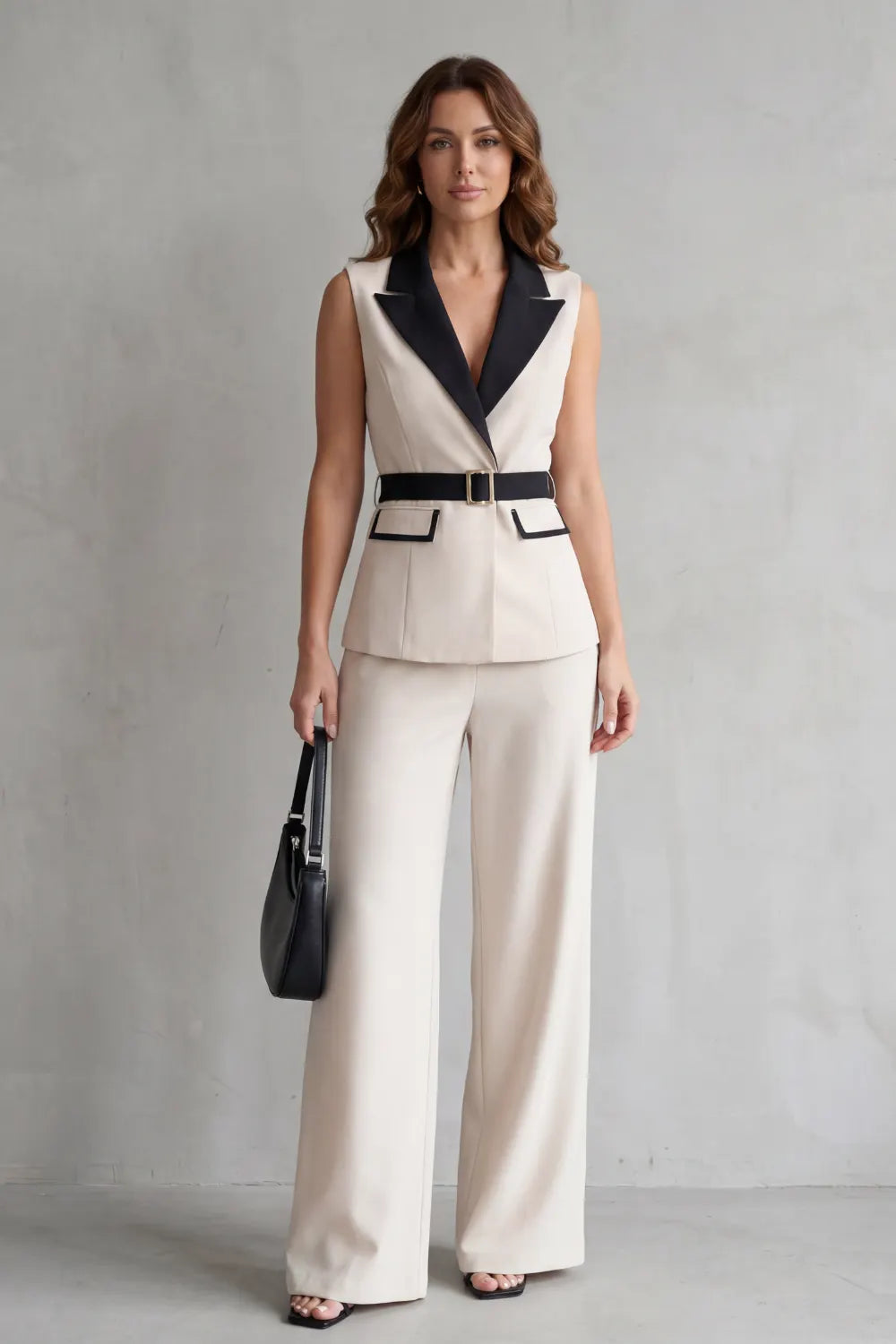 Two-tone lapel – Sleeveless trouser suit