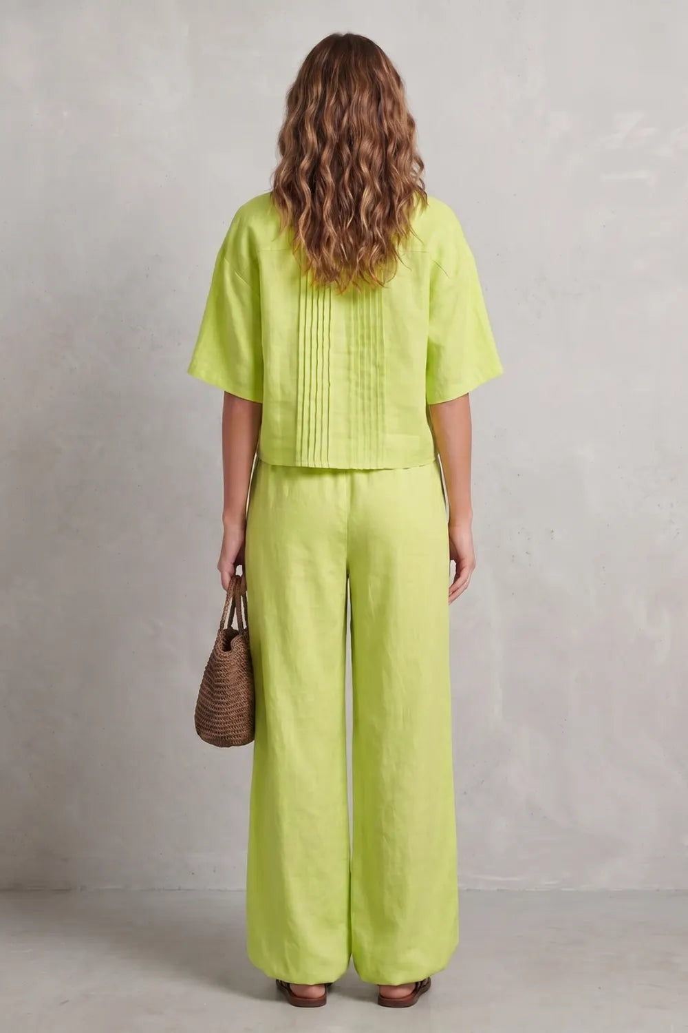 Breezy pleated elegance – Trouser set