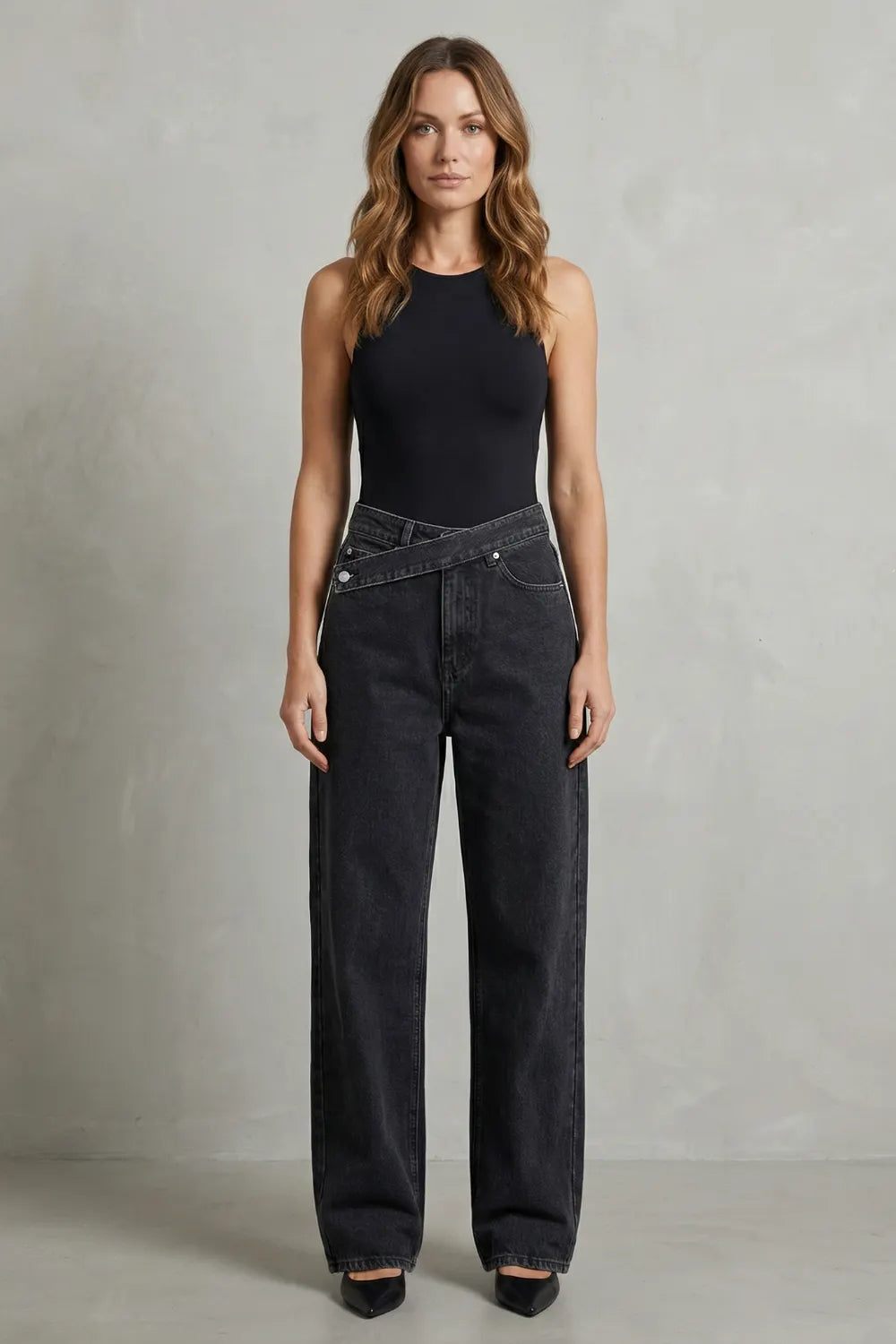 Asymmetrical closure – Straight-leg jeans