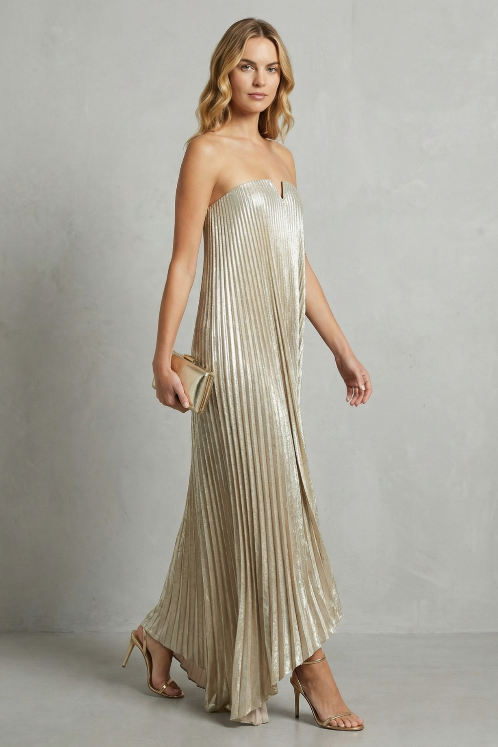 Luminous pleated flow – Strapless metallic gown
