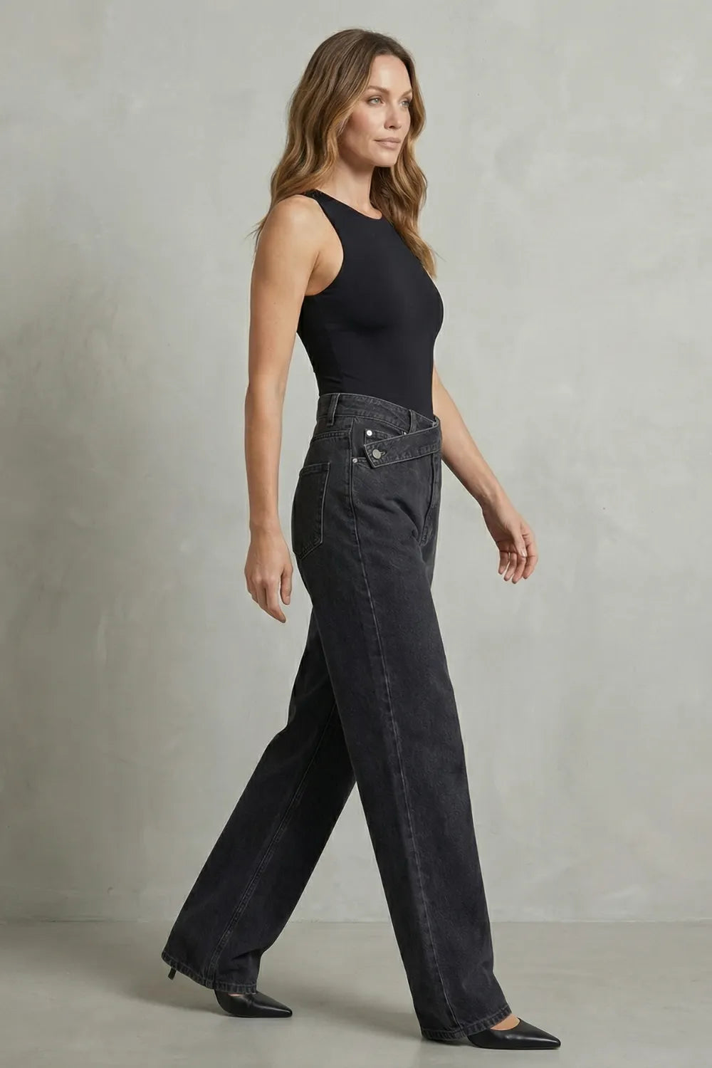 Asymmetrical closure – Straight-leg jeans